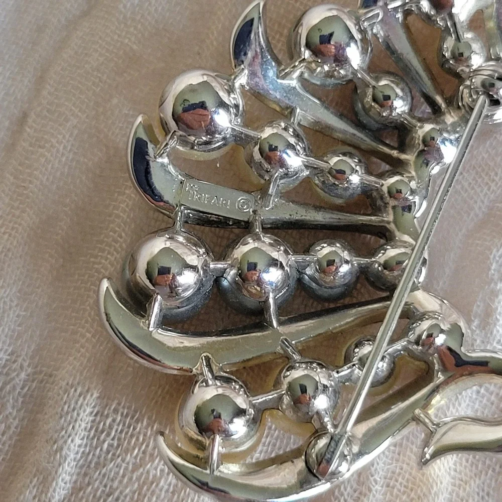 Vintage 60s Crown Trifari Brooch Rhodium Plate Faux Pearl Silver Tone Ribbon Pin